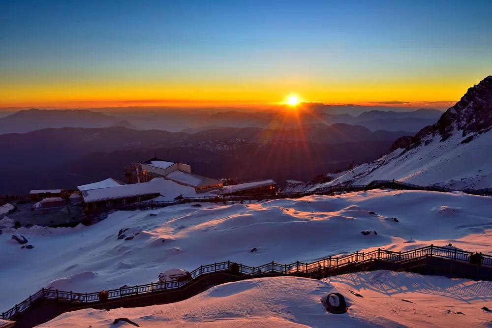 玉龙雪山日出璀璨，金光闪耀美景新篇